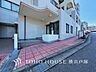 エントランス：【Entrance】上質な第一印象を演出するエントランス。洗練されたデザインと心地よい空間が、訪れる人を温かく迎えます。
