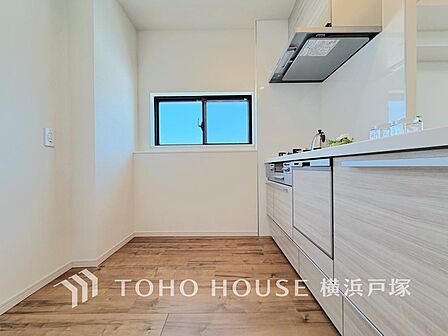 【Kitchen】家事動線やリビングとのつながりに配慮し、食事の準備や片付けなどの家事を楽しくするキッチンスペースに仕上げました。毎日使う場所だから気持よく使えて、居心地の良い空間に。