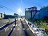 外観：【Frontal road】落ち着きのある閑静な住宅街に佇む邸宅なので、ゆったりお住まいいただけます。（2026年8月）