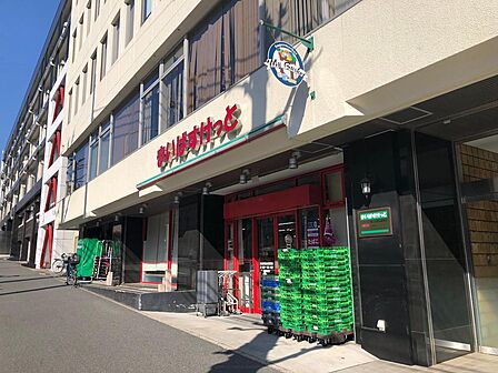 沢渡エリアの住環境に溶け込む都市型小型スーパー。手頃な価格の生鮮食品や惣菜、日用品がコンパクトに揃い、近隣住民の日常の買い足しに大変便利です。