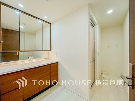 【Powder room】清潔感のあるプライベート空間は、身だしなみチェックや肌のお手入れに最適です。収納もあり、スッキリと見映えの良い空間に拵えました。時間に余裕とゆとりを持たせます。