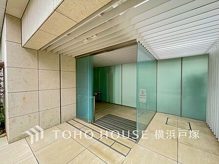 【Entrance】上品で清潔感があるエントランスは住人やゲストを迎え入れ、そして送り出す場にふさわしい空間です。プライベート感が高まるシックな装いのエントランス。