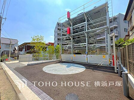 「Car space」ゆったりとした駐車スペースを確保いたしましたので、大きめのお車でも駐車可能です。空き状況は随時ご確認ください
