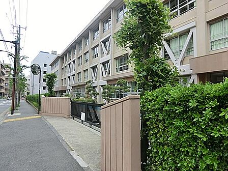横須賀中央の市街地に近く恵まれた環境にある公立中学校。文武両道を掲げて学力向上と部活動の活性化に力を注ぎ、地域社会と密接に連携しながら生徒の自主性と豊かな人間性を育んでいます。