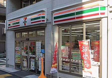日の出町エリアの主要道路沿いに位置する立ち寄りやすいコンビニ。定番のお弁当やセブンカフェが常に充実しており、通勤・通学前後や日常のちょっとした買い物に大活躍しています。