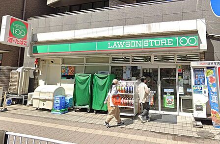 生鮮食品や日用品をはじめお惣菜まで幅広く扱う便利な店舗です。手頃な価格帯のアイテムが揃い毎日の買い物や買い足しに重宝します。駅近くの好立地に位置しておりお仕事やお出かけの前後にも気軽に立ち寄れます。