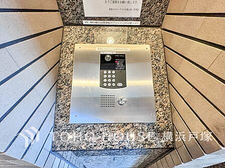 【オートロック】マンション住人以外の侵入を防ぐ為に設置。お子様がいらっしゃるご家庭にも安心の設備です。