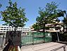 周辺：鶴見駅近くの利便性と歴史を備えた公立小学校。都市部に位置しながらも落ち着いた教育環境が整っており、地域社会との温かい繋がりの中で子どもたちの自主性と健やかな成長を育んでいます。