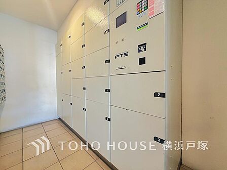 【Delivery box】普段留守がちなご家族にも安心な宅配ボックスを完備。再配達を頼む手間を省ける嬉しい設備です。