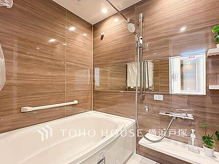 【Bathroom】1日の疲れを取り心身を癒すことができる住まいの中のリラクゼーション空間、リラックスできるよう優しいカラーをチョイスしました。時を忘れるほどのんびりできる空間に。