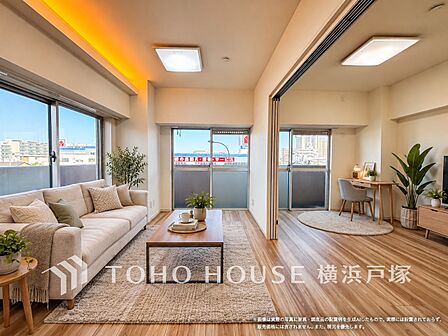 【Living room】光と風が溢れる開放的なリビングダイニングには自然と家族みんなが集まってきます。明るく穏やかな空気の中で飲んだり、食べたり、笑ったり。