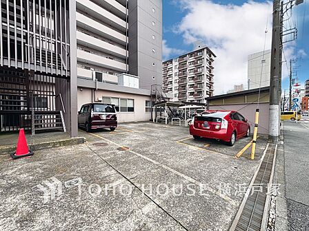 【Car space】敷地内に駐車スペースがあると日々の暮らしをスムーズに運ぶ事が出来ます。（空き状況はお問合せ下さい）