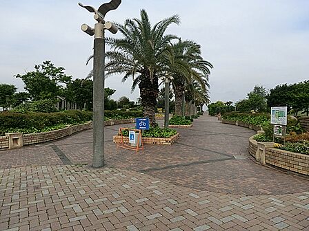 うみかぜ公園まで約750m。東京湾に面した広大な公園で、遊具やピクニックエリアが整備されています。海を望む美しい景観と広い芝生広場が特徴で、ジョギングや散歩、家族連れに人気です。