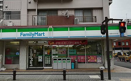ファミリーマート横須賀米が浜店まで約40m。