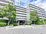 外観：【Appearance】街並みに調和する端正な佇まいが印象的な外観。住まいへ帰るたびに心地よさを感じられる、落ち着いた雰囲気の住環境を演出しています。