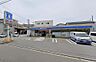 周辺：ローソン磯子丸山一丁目店(650m)は、24時間営業で急なお買い物や各種手続きにも便利なコンビニ。ちょっとした日用品の補充から深夜・早朝の利用まで、住まいの近くで日々の暮らしを快適に支えてくれます。
