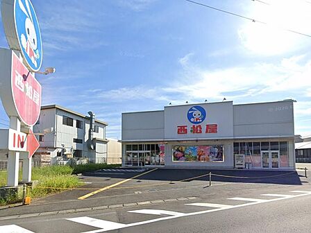 戸塚区金井エリアに位置するベビー・キッズ用品店。衣服や日用品、子育てグッズが豊富に揃い、日常の買い物を快適にサポートします。駐車場完備でまとめ買いにも便利。お子様との生活を優しく支えるスポット。