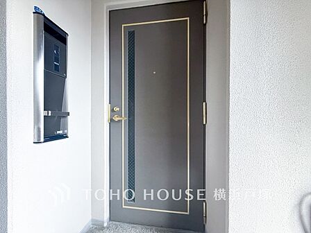 【Entrance】お客様をお迎えする玄関は落ち着いた雰囲気。帰り着くたびに洗練されたテイストの空間に迎えられ誇りと喜びを感じる玄関まわりです。