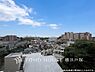 周辺：【View】開放感があり、遮るものもなく気持ちのいい景色が広がります。お部屋にも爽やかな風と暖かく柔らかな日差しが差し込み、毎日の暮らしを豊かに彩ります。