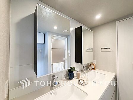 【Powder room】清潔感のあるプライベート空間は、身だしなみチェックや肌のお手入れに最適です。収納もあり、スッキリと見映えの良い空間に拵えました。時間に余裕とゆとりを持たせます。