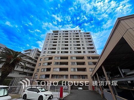 【Appearance】爽やかな青空の下に贅沢なほどに降り注ぐ陽光、豊かな居住性と、クオリティが見事に調和した住空間は、住まうことの喜びを感じさせてくれます。