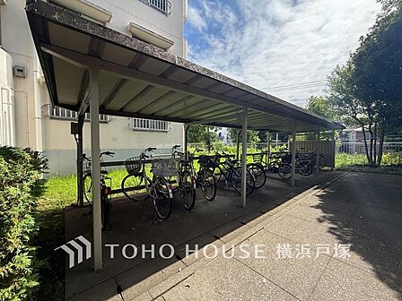 【Cycle lot】整理整頓された清潔感ある駐輪場。自転車を快適に収納でき、日常の移動をもっと便利にサポートします。