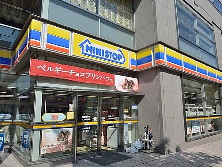 吉田町エリアの通り沿いにある便利なコンビニ。店内手作りの店内加工おにぎりや人気のソフトクリーム・ファストフードが魅力で、サッとした買い出しや休憩に重宝されています。
