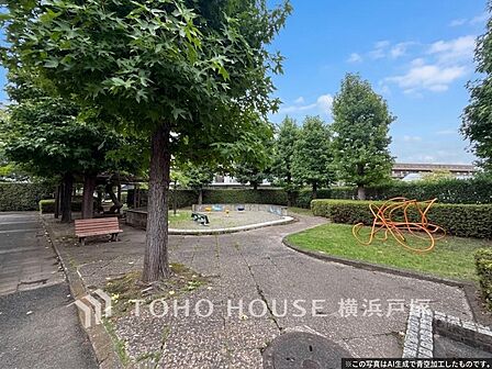 【敷地内公園】住まいのそばにある団地内公園。開放感のある空間に緑が広がり、散策やひと息つきたいときにも立ち寄りやすい、身近な憩いの場所です。