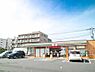 周辺：飲食料品や生活雑貨を取り揃え、周辺住民や通勤・通学者に便利なサービスを提供しています。ATMや宅配便受付などもあり、地域の暮らしをサポートしています。