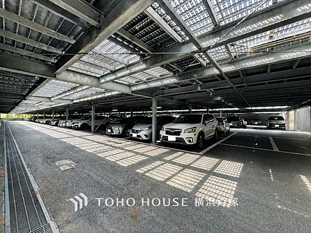 「Car space」ゆったりとした駐車スペースを確保いたしましたので、大きめのお車でも駐車可能です。自転車やバイクなど、ゆとりのある敷地で置き場所に困ることはないでしょう。