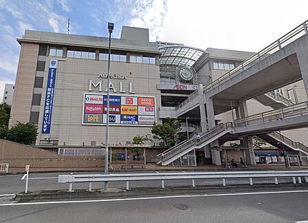 東戸塚駅直結の「オーロラモール」は、スーパーや専門店、飲食店が一堂に会する大型商業施設です。日々の買い物から休日のお出かけまで幅広く活用でき、暮らしの利便性をぐっと高めてくれる頼もしい存在です。