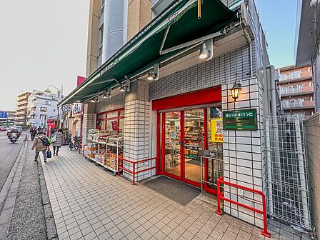 安くて便利な小さなイオン。ちょっと買い物したいときにすぐ行ける小型スーパー。小さいながらも品揃えのよいスーパです。