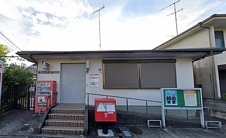 横須賀森崎四郵便局まで約500m。郵便・ゆうパックのほか、貯金や保険、ATMなどに対応。森崎4丁目に位置し、日常の郵便・金融サービスの利用に便利です。