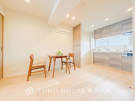 【Living room】ここにはみんなが集い、食事と楽しい会話が始まる。話に夢中になりすぎて、ついつい時を忘れてしまう。そんな束の間の幸せを感じさせてくれる場所。