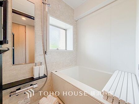 【Bathroom】1日の疲れを取り心身を癒すことができる住まいの中のリラクゼーション空間、リラックスできるよう優しいカラーをチョイスしました。時を忘れるほどのんびりできる空間に。
