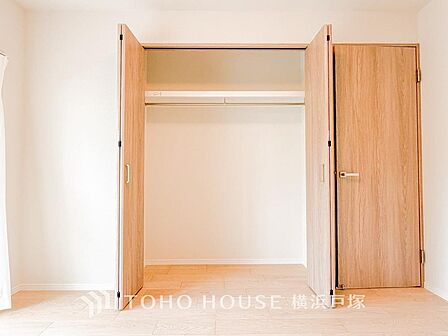 【Storage】整理整頓がしやすい収納スペース。日常の必需品をすっきり収納し、部屋を広く保つ機能的な設計。