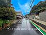 周辺：【Frontal road】周辺環境とのコラボレーションにより明るく開放的な空間を演出しております。(2026.9撮影)