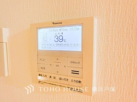 お風呂場と台所に操作リモコンがあり、キッチン近くにある給湯リモコンは、お料理の最中でもリビングで寛いでいるなかでもボタン一つで簡単に沸かせて便利ですね。