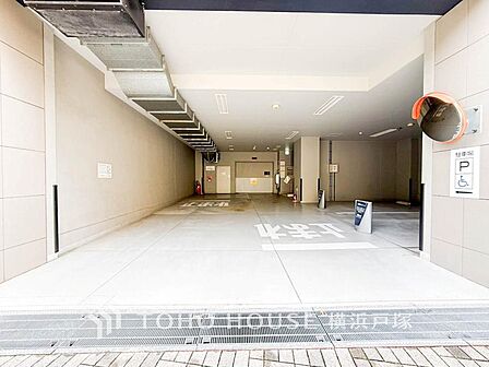 「Car space」ゆったりとした駐車スペースを確保いたしましたので、大きめのお車でも駐車可能です。空き状況は随時ご確認ください