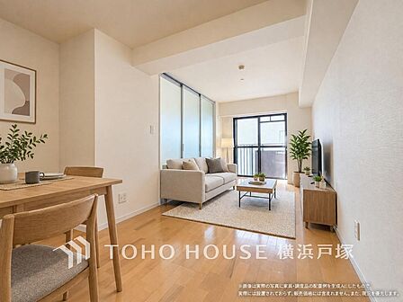 【Living room】光と風が溢れる開放的なリビングダイニングには自然と家族みんなが集まってきます。明るく穏やかな空気の中で飲んだり、食べたり、笑ったり。