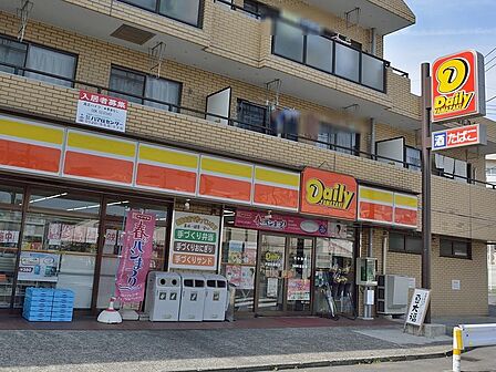 店内で焼き上げる手作りパンや出来立てのお弁当が魅力。駐車場も備え、日常の買い物やドライバーの休憩に重宝されています。