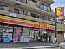 周辺：店内で焼き上げる手作りパンや出来立てのお弁当が魅力。駐車場も備え、日常の買い物やドライバーの休憩に重宝されています。