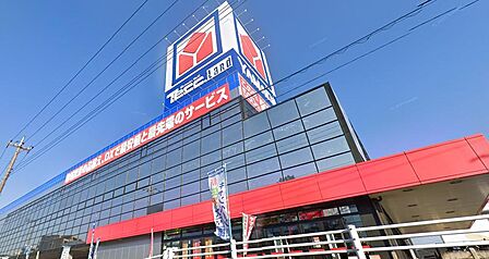 家電製品や生活用品など幅広い商品を取り揃え、暮らしに必要な買い物に便利な店舗です。