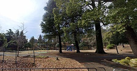 千草台公園が身近にあり、気軽に自然と触れ合える住環境。お子さまの遊び場や散歩コースとしても利用でき、家族の憩いの場にぴったりです。