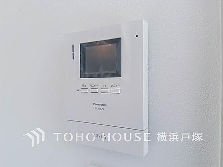 【Video intercom】誰が来てもわかる様にモニター付きインターホンを設置。家事導線を考慮した個所に設置し、防犯性と利便性に優れ快適と安らぎを合わせた優しい設計。