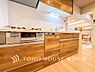キッチン：【Kitchen】夫婦そろってキッチンに立っても調理がしやすく余裕の広さ。家事をしながら会話も弾みます。
