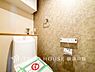トイレ：【Toilet】清潔感のあるトイレ空間。毎日快適に使えるよう配慮された仕様で、落ち着いて利用できる空間です。
