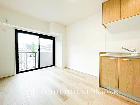 【Living room】くつろぎと交流の中心、広がる空間。温もりと光に包まれたリビングで、家族の絆が深まる毎日を。