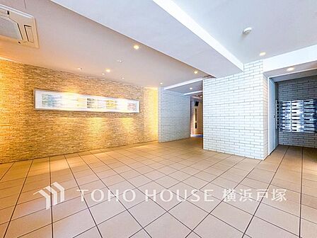 「Entrance」足を踏み入れると静穏な時間が流れるエントランスホール。心やすらぐ憩いのスペース。ゆったりと寛ぎながら、思い思いの時間を過ごせる空間です。