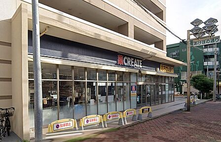 日常の買い物に役立つ便利なコンビニです。24時間営業で、お弁当や飲料、日用品の購入はもちろん、公共料金の支払いや各種手続きにも対応。お出かけ前や夜間の急な用事など、毎日の暮らしを快適にサポートします。